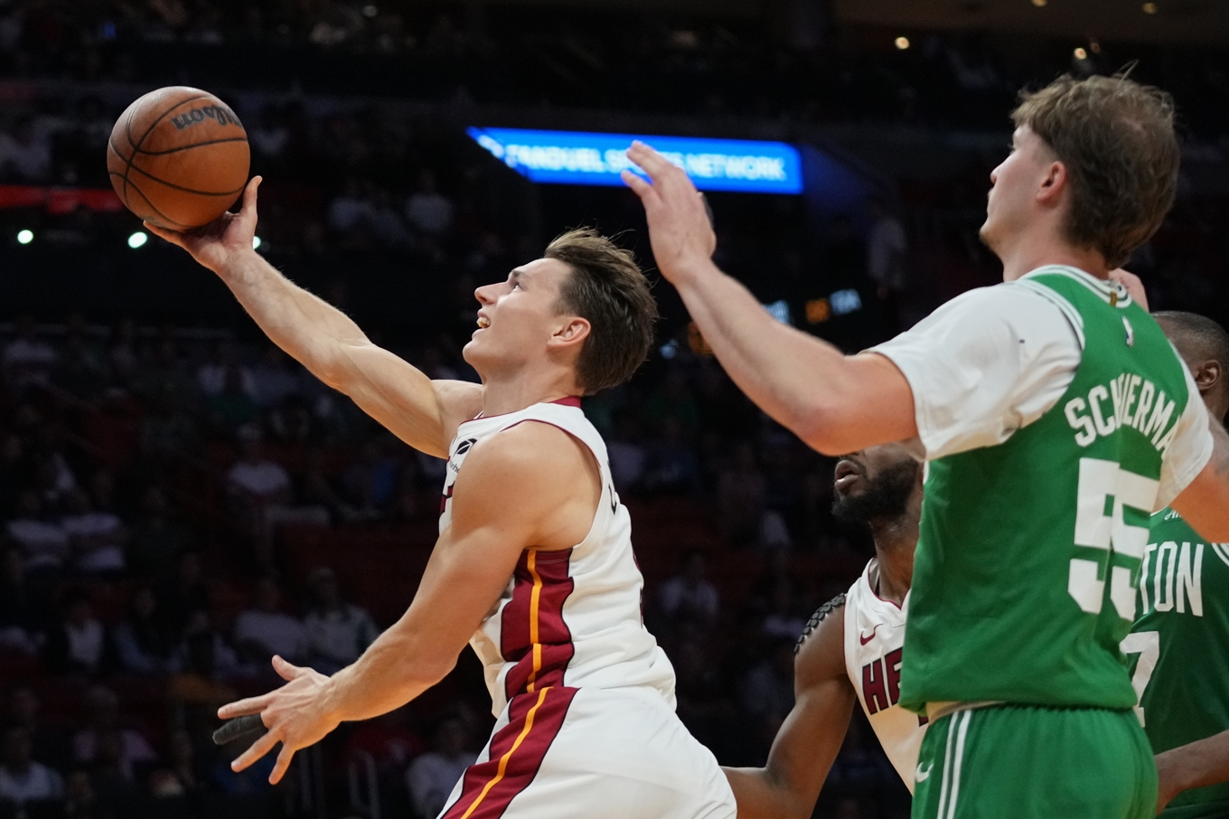 Pelle Larsson i kamp om bollen i matchen mot Boston. Foto: Lynne Sladky/AP/TT