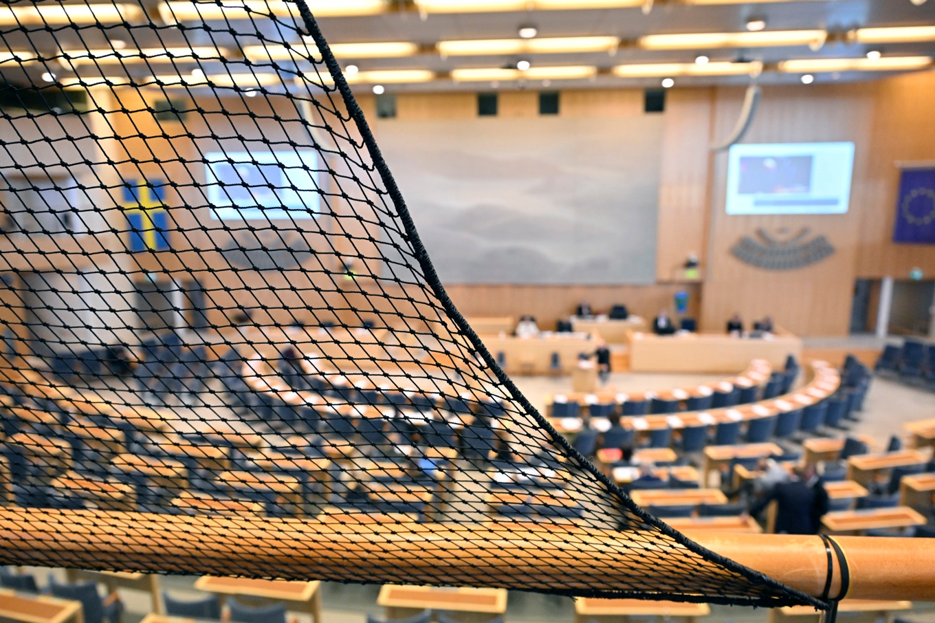 Ett nät täcker delar av åhörarplatserna i riksdagen. Foto: Henrik Montgomery/TT