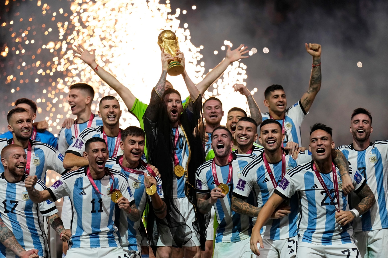 Argentina lyfter pokalen under fotbolls-VM i Qatar 2022. Foto: Martin Meissner/AP/TT