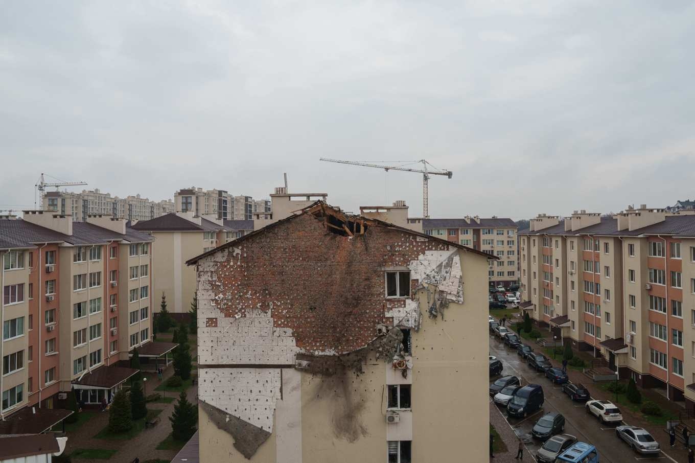 Ett bostadshus utanför Kiev som skadades i den ryska attacken under fredagen. Foto: Evgeniy Maloletka/AP/TT