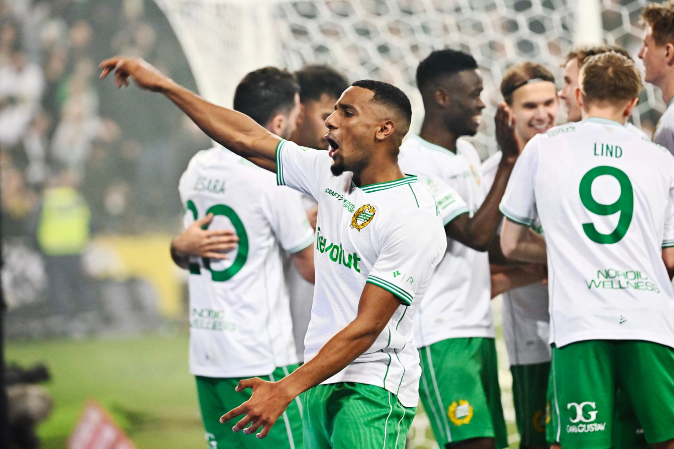 Hammarbys Paulos Abraham firar sitt och lagets tredje mål mot Mjällby i den allsvenska premiären. Foto: Anders Wiklund/TT