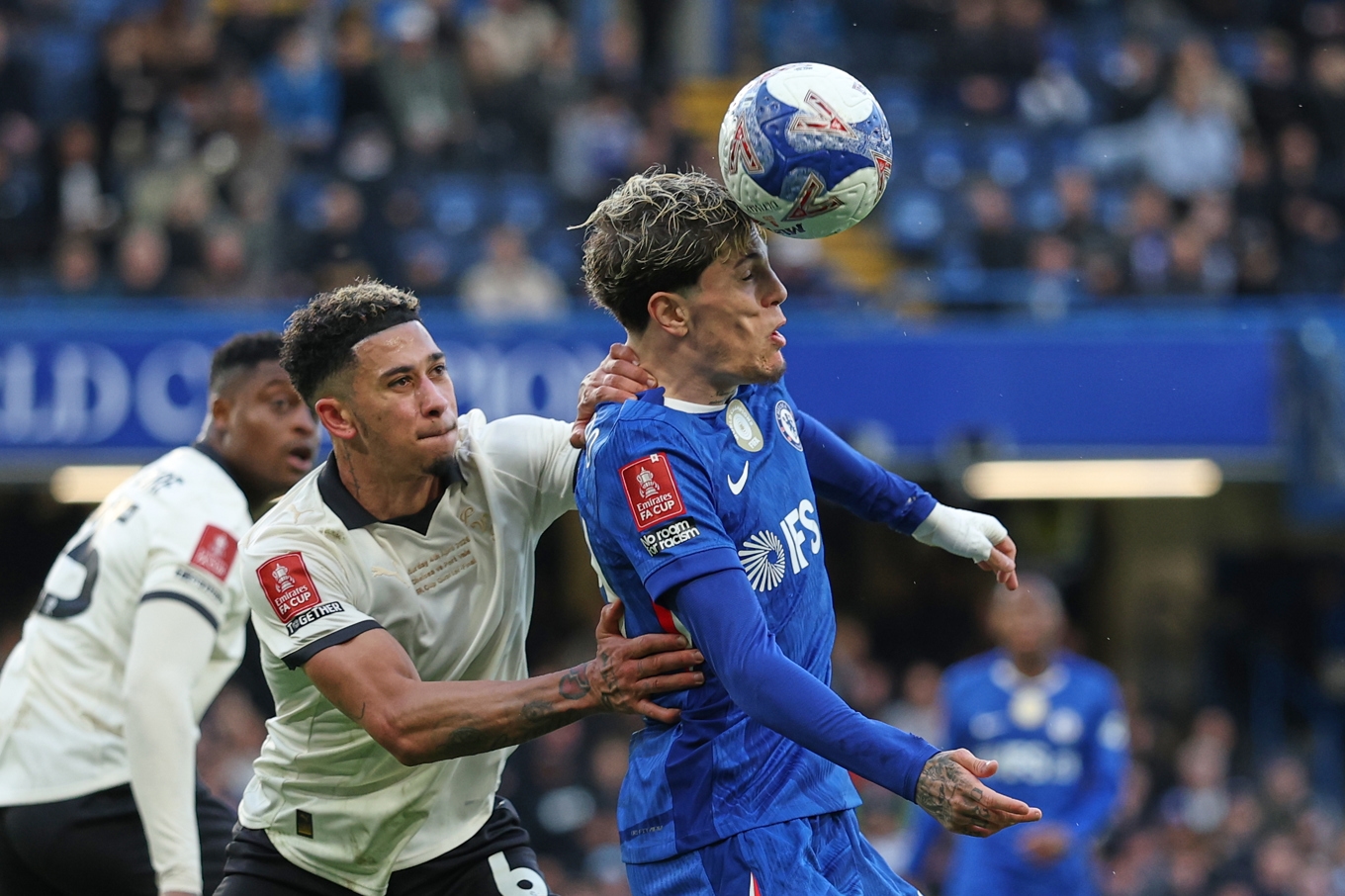 Chelseas Alejandro Garnacho, till höger, i kamp om bollen med Port Vales Jordan Lawrence-Gabriel i 7–0-segern. Foto: Ian Walton /AP/TT