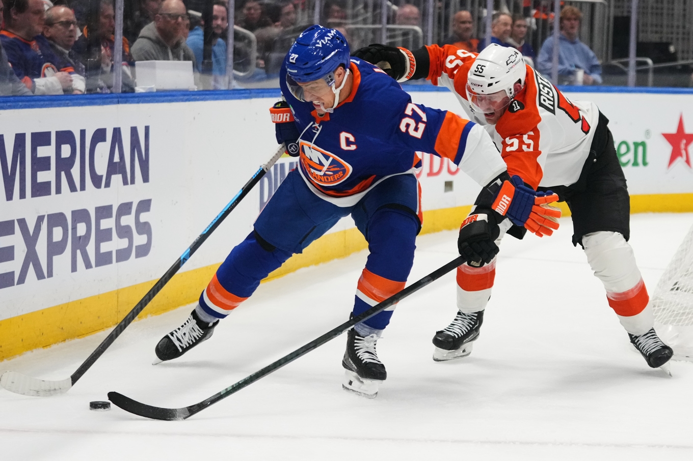 Philadelphia Flyers Rasmus Ristolainen (55) i närkamp med New York Islanders Anders Lee (27). Foto: Frank Franklin II/AP/TT