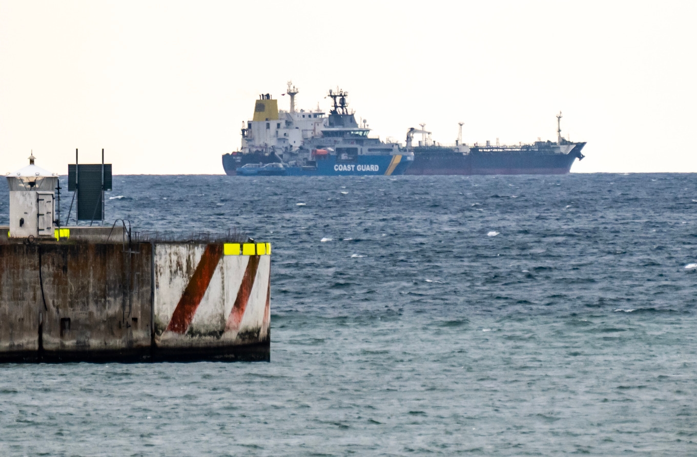 Kustbevakningens fartyg och tankern Flora 1 väster om Ystad på långfredagen sedan fartyget bordats. Fartyget är belagt med sanktioner från EU och Storbritannien. Foto: Johan Nilsson / TT