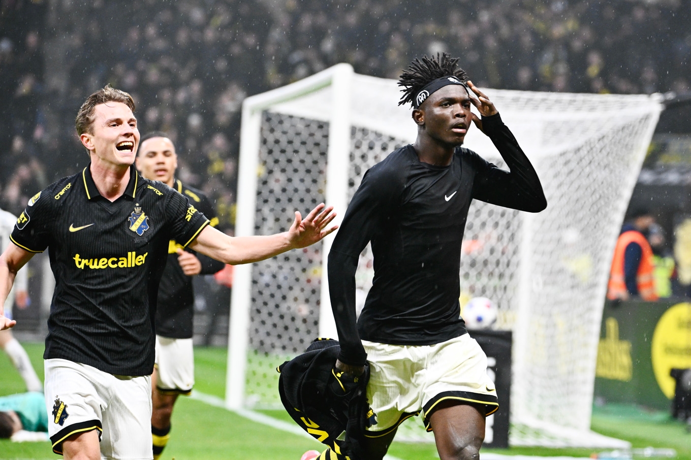 AIK:s Zadok Yohanna jublar efter ha gjort segermålet mot Halmstad i den allsvenska premiären. Foto: Anders Wiklund/TT