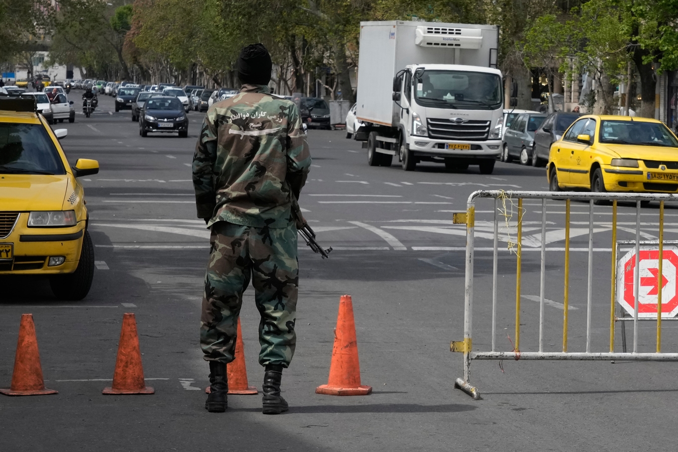En medlem i milisstyrkan Basij vid en kontrollstation den 29 mars 2026. Arkivbild. Foto: Vahid Salemi /AP/TT