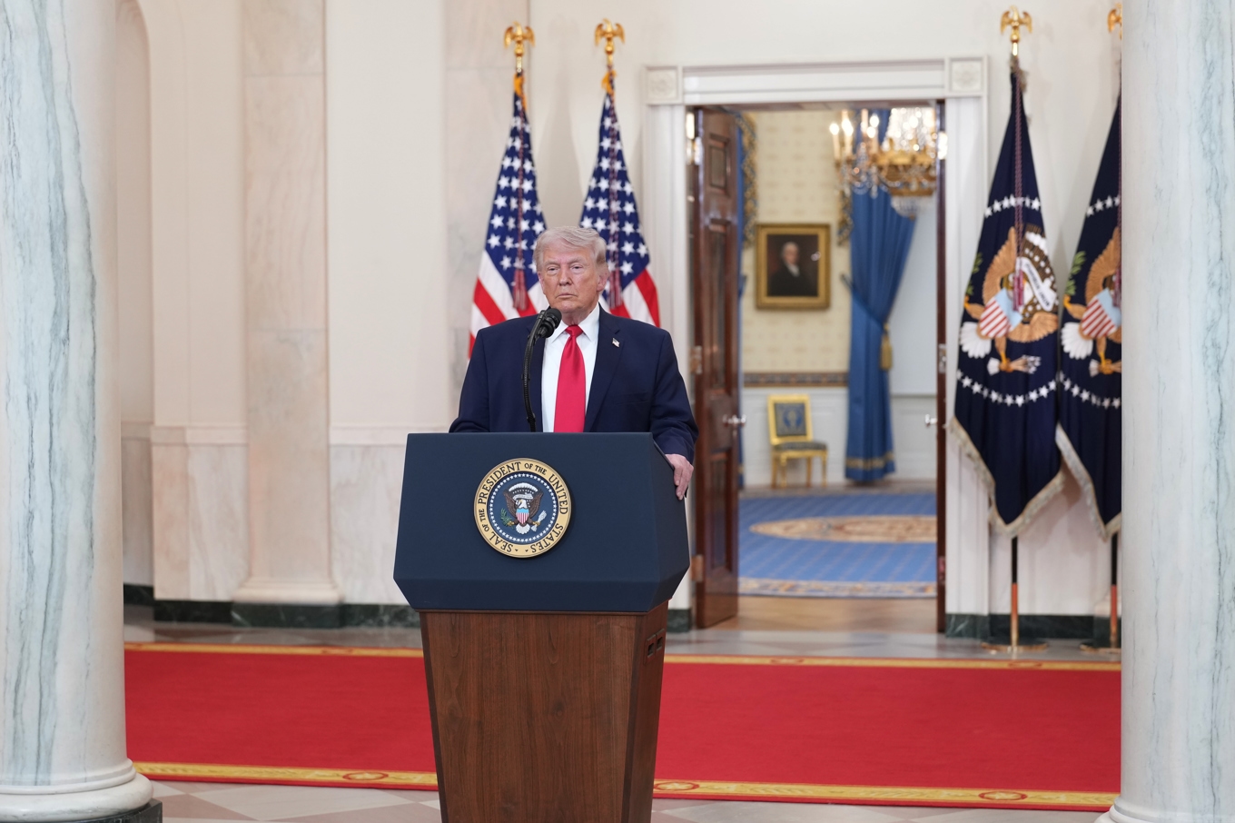 President Donald Trump bekräftar att den andre besättningsmedlemmen som sköts ned över Iran har räddats. Bild från onsdagen. Foto: Doug Mills/AP/TT