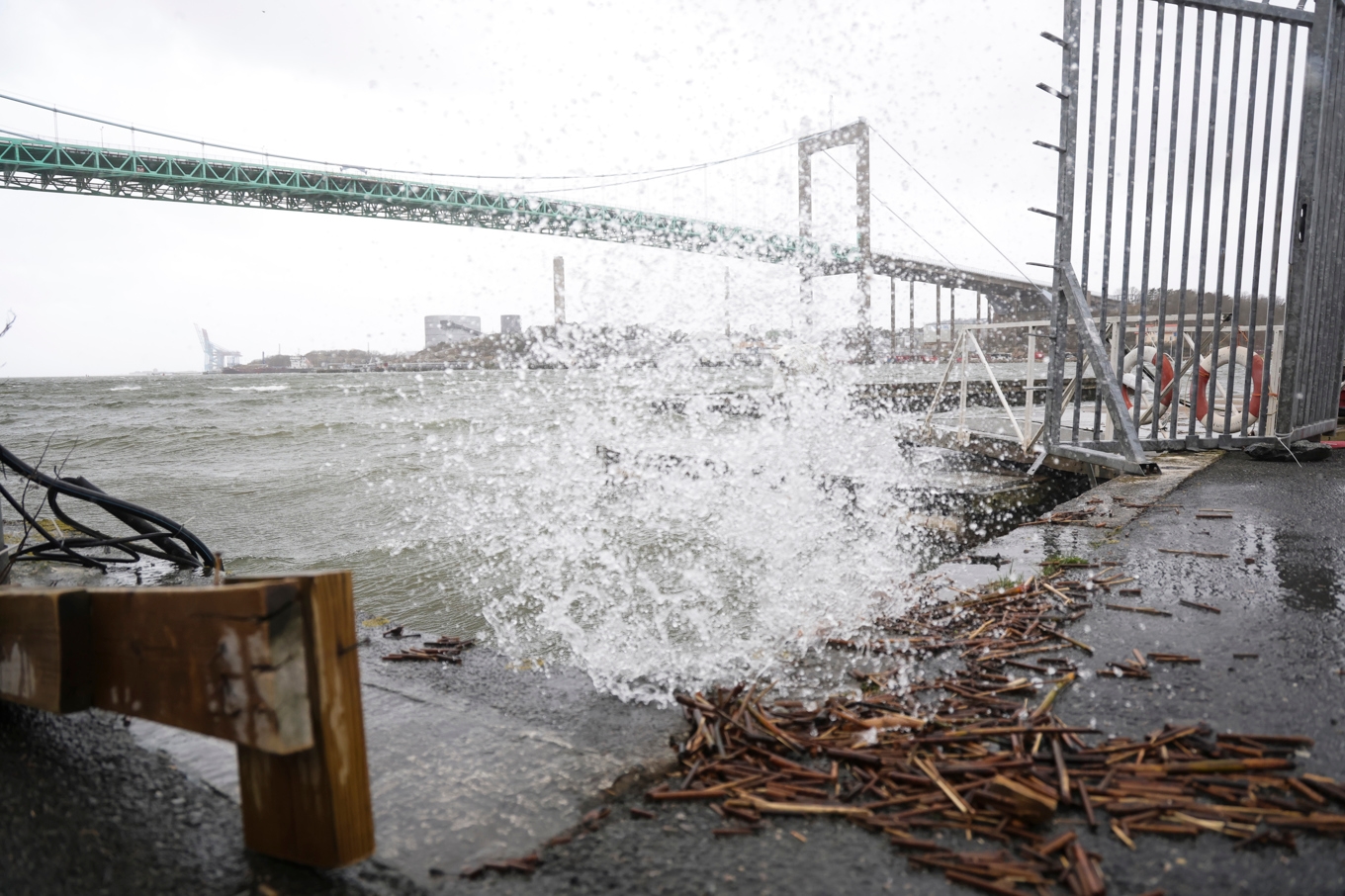 Ovädret Dave drar in över västkusten under söndagen. Foto: Adam Ihse/TT