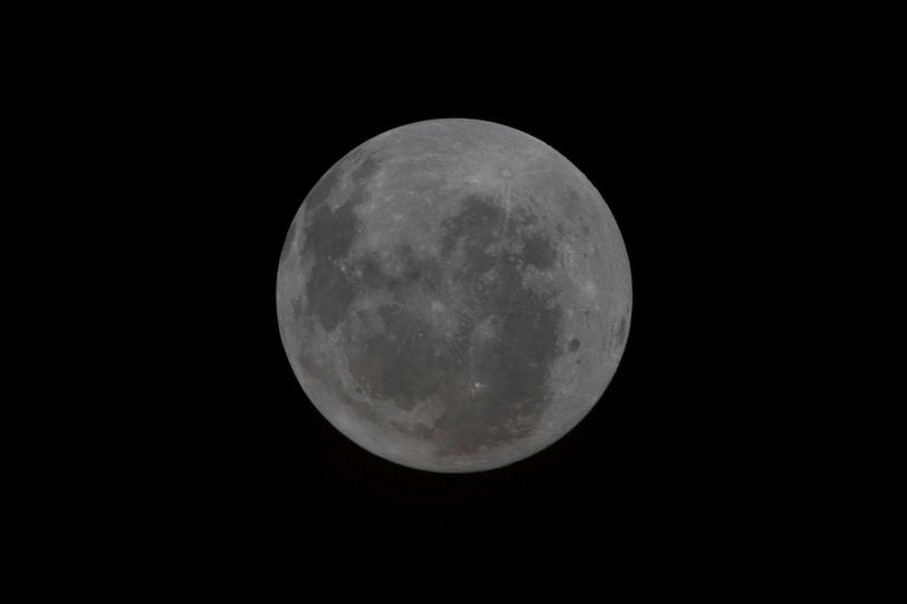 Det som kallas "Östra havet" syns som en svart fläck längs månens högra kant. Kratern är aldrig synlig i sin helhet från jorden. Foto: Nasa/TT