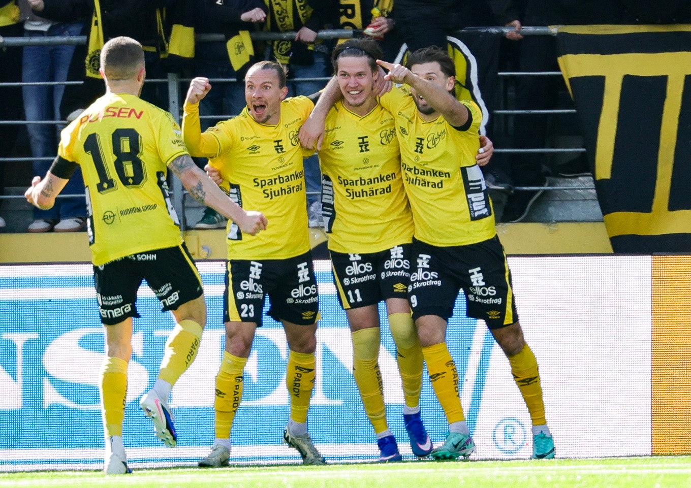 Elfsborgs Taylor Silverholt, tvåa från höger, firar sitt klassmål hemma mot IFK Göteborg. Foto: Adam Ihse/TT