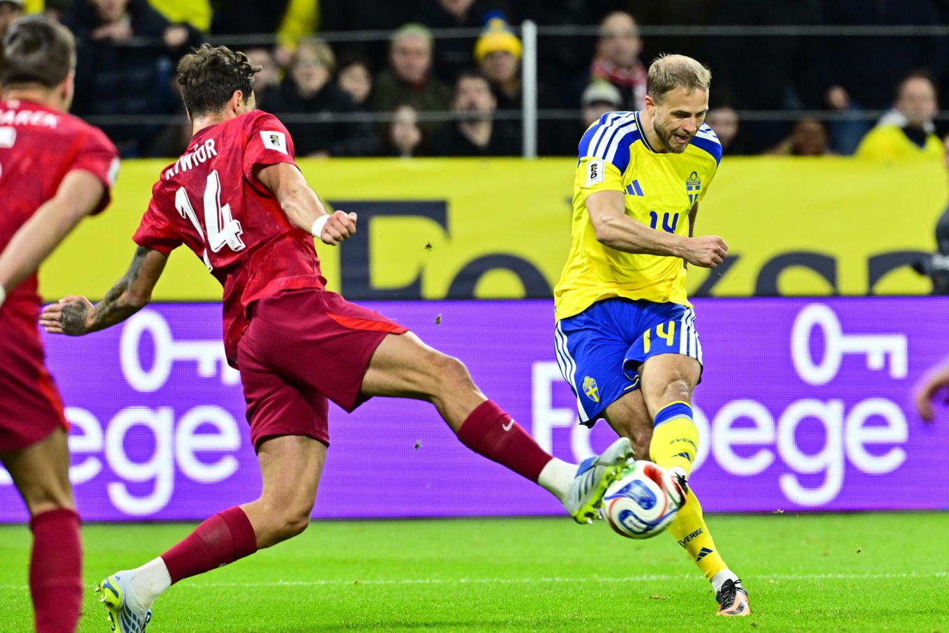 Sveriges Gustav Lundgren var involverad i det avgörande 3–2-målet i ödesmatchen mot Polen. Men han kan nu missa matcher för sitt klubblag Gais om han blir uttagen till VM. Foto: Jonas Ekströmer/TT