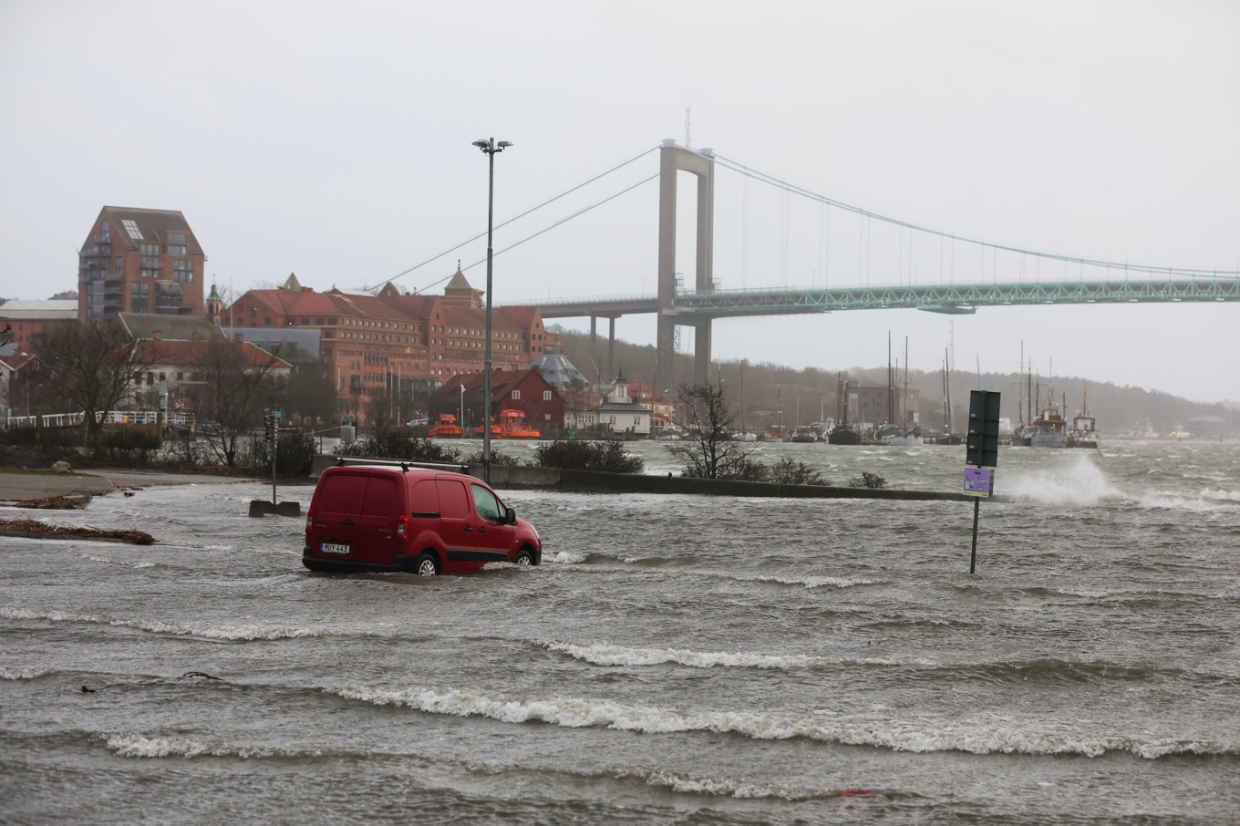 Stormen drog in över västkusten och orsakade bland annat översvämningar i Göteborgs hamn vid Tysklandsterminalen. Foto: Adam Ihse/TT
