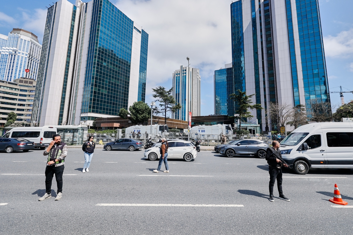 Turkisk polis håller vakt efter skottlossningen vid Israels konsulat i Istanbul. Foto: Omer Hamza Yildiz/AP/TT