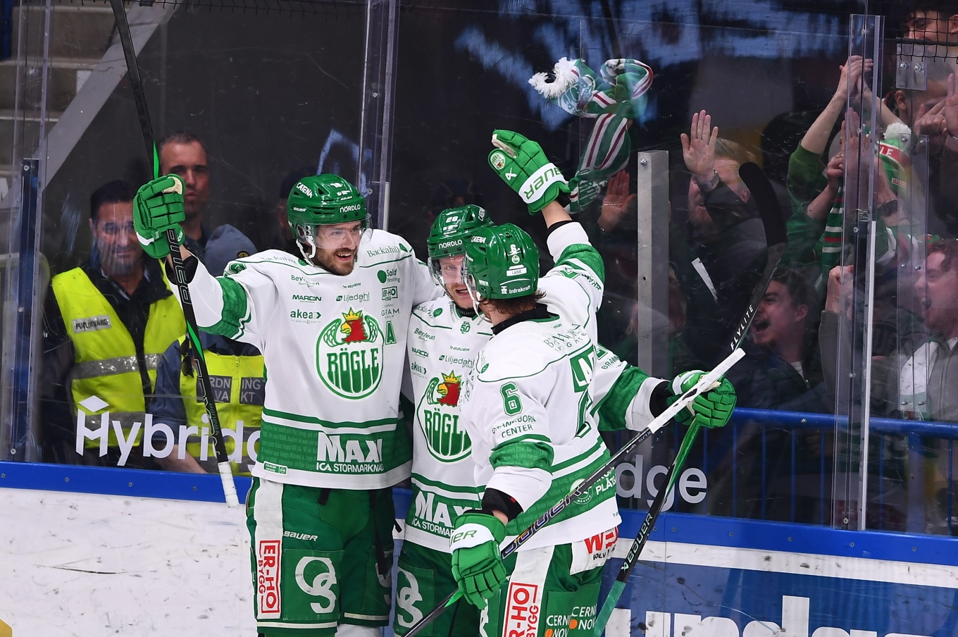 Rögles Anton Bengtsson (mitten) jublar efter att ha satt 4–3 för Rögle borta mot Växjö i den första SM-semifinalen. Foto: Patric Söderström/TT