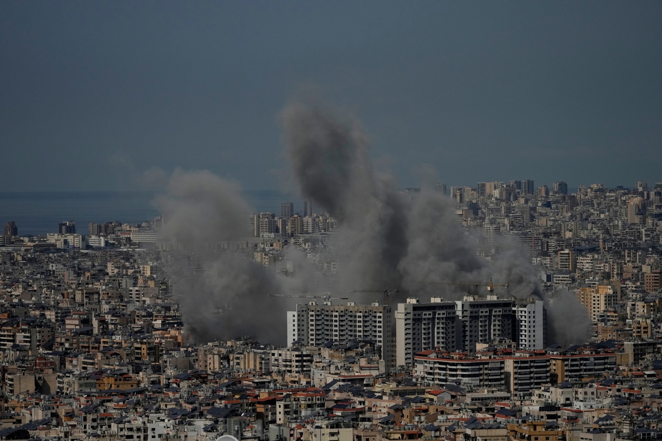 Rök från en attack mot Libanons huvudstad Beirut i mars. Foto: Hussein Malla /AP/TT