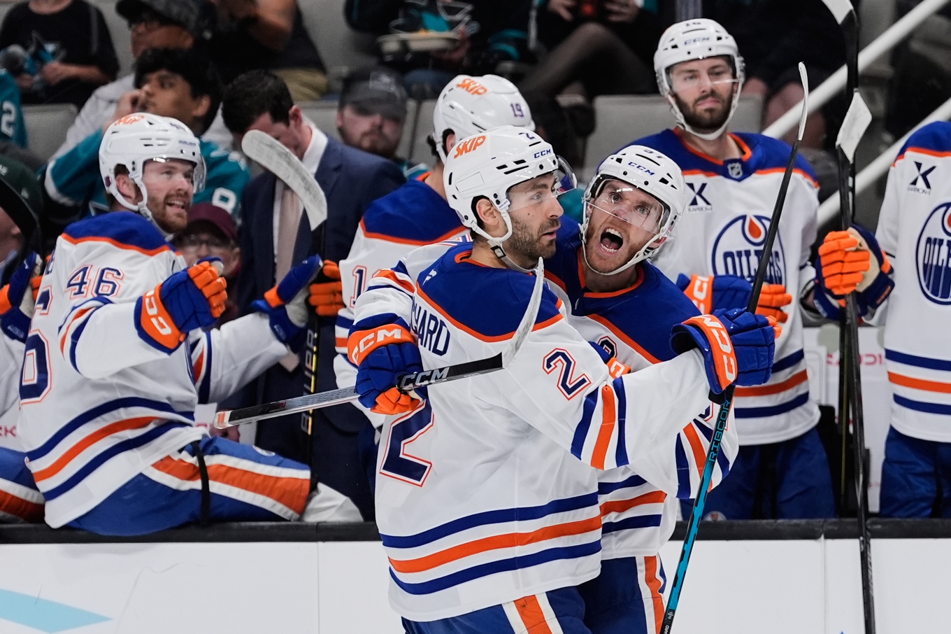 Edmontons Connor McDavid, höger, firar ett av sina tre mål i NHL-matchen mot San Jose tillsammans med lagkamraten Evan Bouchard. Foto: Godofredo A. Vásquez/AP/TT