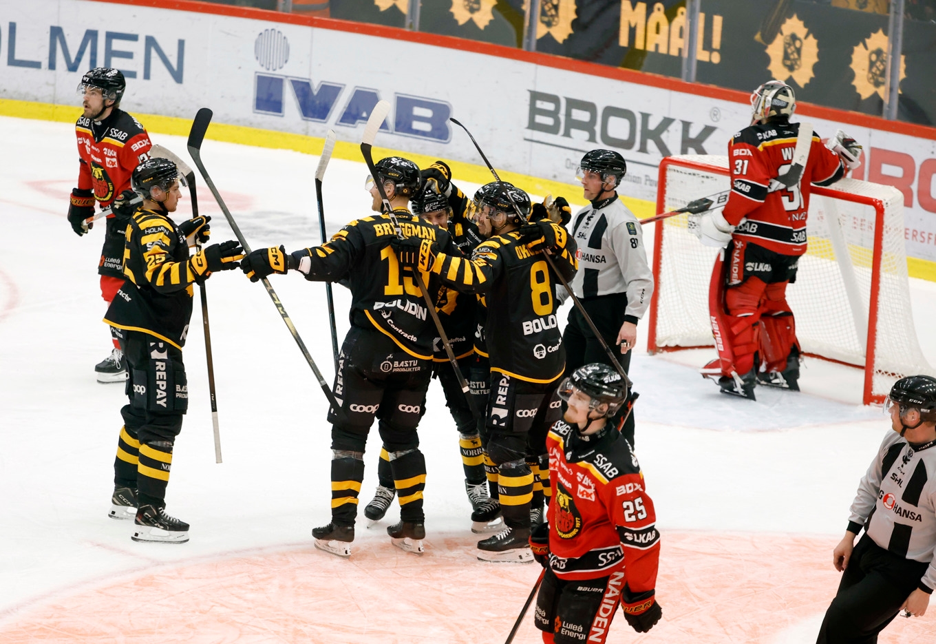 Jubel i Skellefteå och depp i Luleå sedan tvåmålsskytten Lars Bryggman slagit till. Foto: Fredrik Sundvall/TT