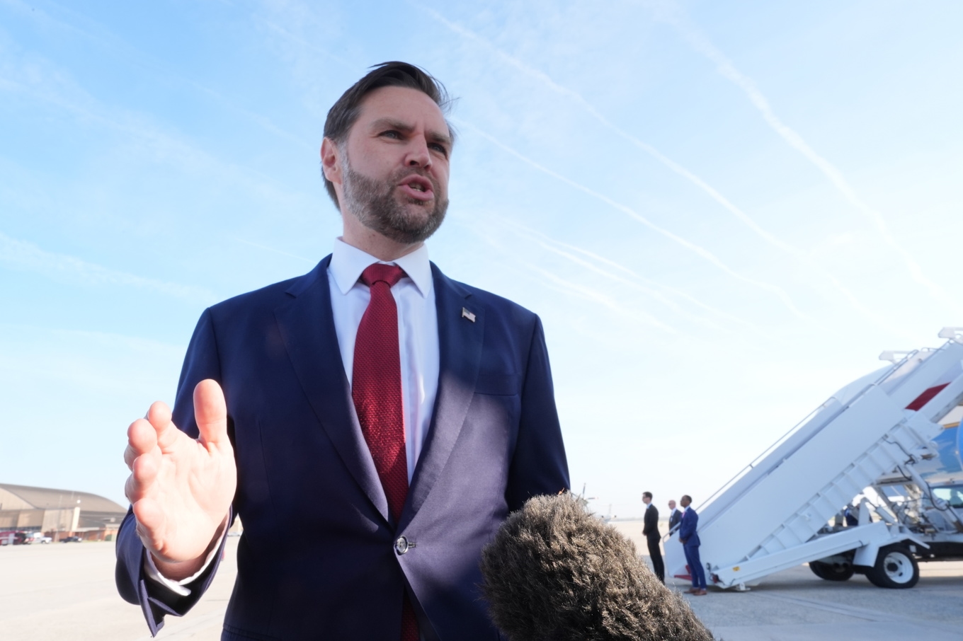 USA:s vicepresident J D Vance inför avresa till Pakistan. Foto: Jacquelyn Martin/Pool via AP/TT