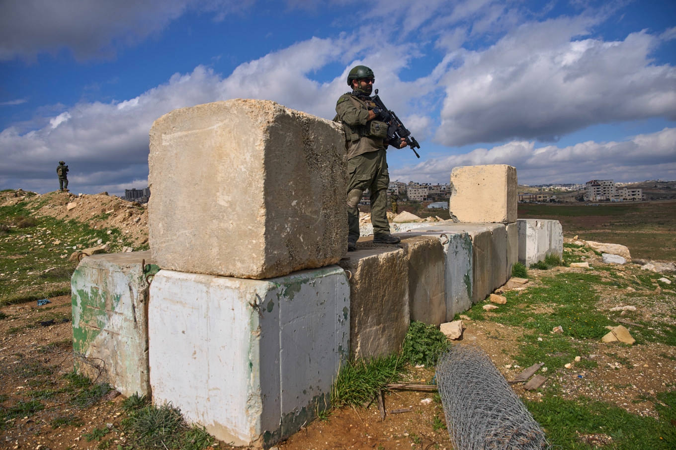 Israeliska soldater vaktar en ceremoni för den judiska bosättningen Yatziv, i närheten av den palestinska staden Beit Sahour på Västbanken. Arkivbild från januari 2026. Foto: Ohad Zwigenberg/AP/TT