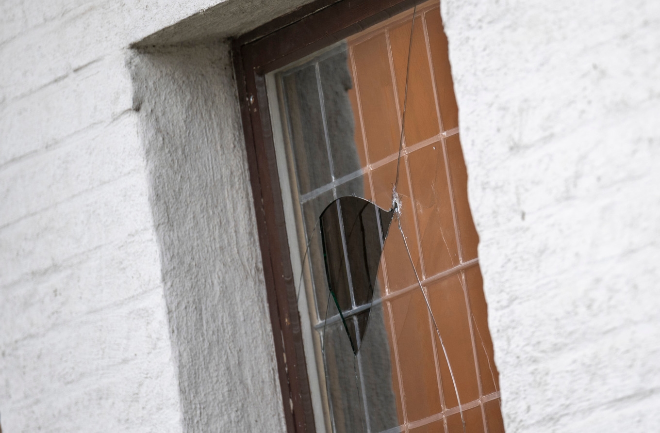 Punkterade däck, skadade fönster och splitterskador på fastigheter och bilar efter explosionen i Malmö. Foto: Johan Nilsson / TT