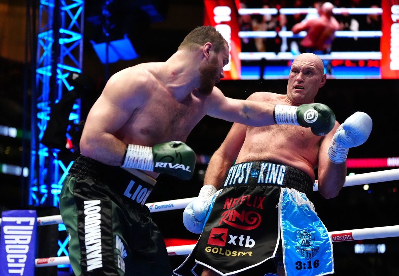 Tyson Fury till höger, och Arslanbek Machmudov. Foto: Bradley Collyer/AP/TT