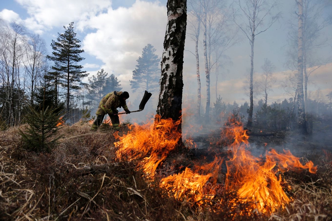 Risken för gräsbränder är stor i omfattande områden på lördagen och söndagen. Arkivbild. Foto: Adam Ihse/TT