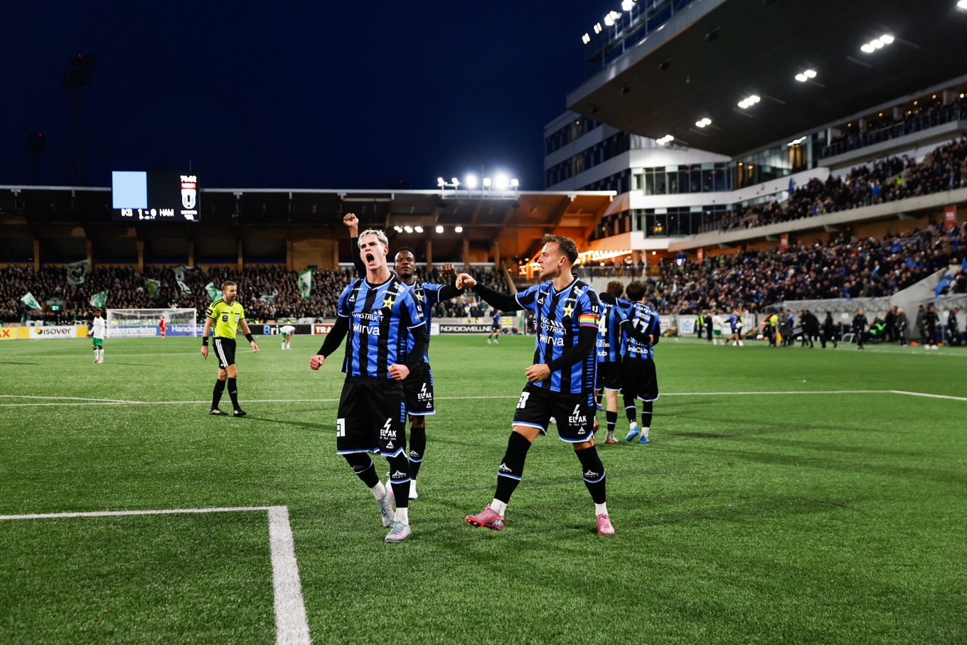 Sirius Robbie Ure jublar tillsammans med lagkamraterna efter sitt 2–0-mål mot Hammarby. Foto: Caisa Rasmussen/TT