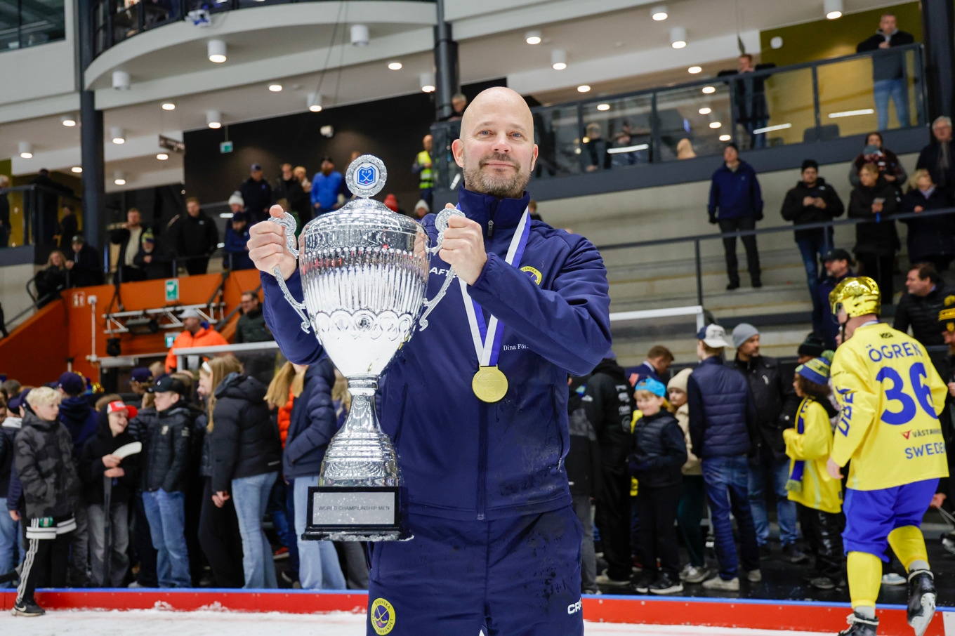 Sveriges förbundskapten Mattias Sjöholm med VM-bucklan förra året. Foto: Adam Ihse/TT