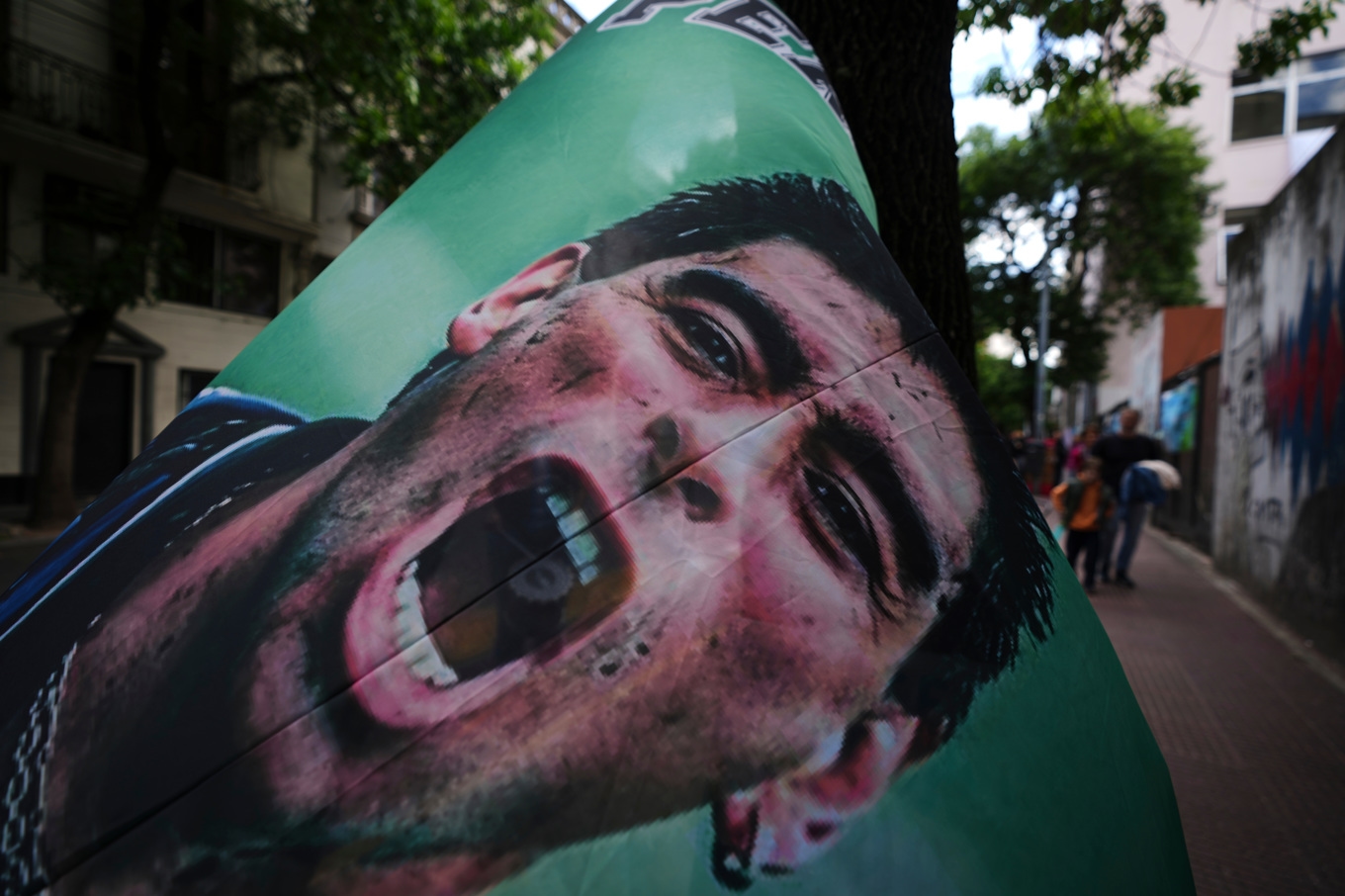 En flagga med bild på Diego Maradona syns i argentinska huvudstaden Buenos Aires. Arkivbild. Foto: Natacha Pisarenko/AP/TT