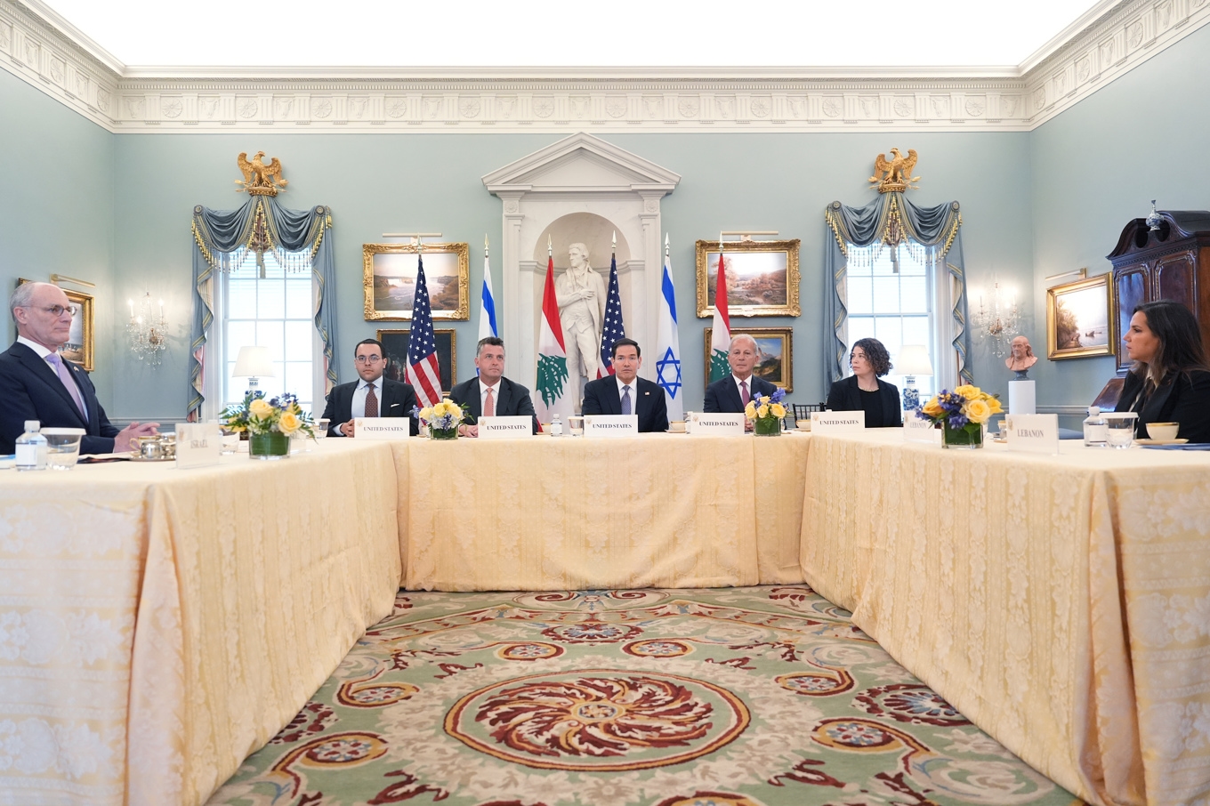 USA:s representanter, med värden Marco Rubio i mitten, och Israels ambassadör Yeciel Leiter till vänster och Libanons ambassadör i USA, Nada Hamadeh Moawad, till höger. Foto: Jacquelyn Martin /AP/TT