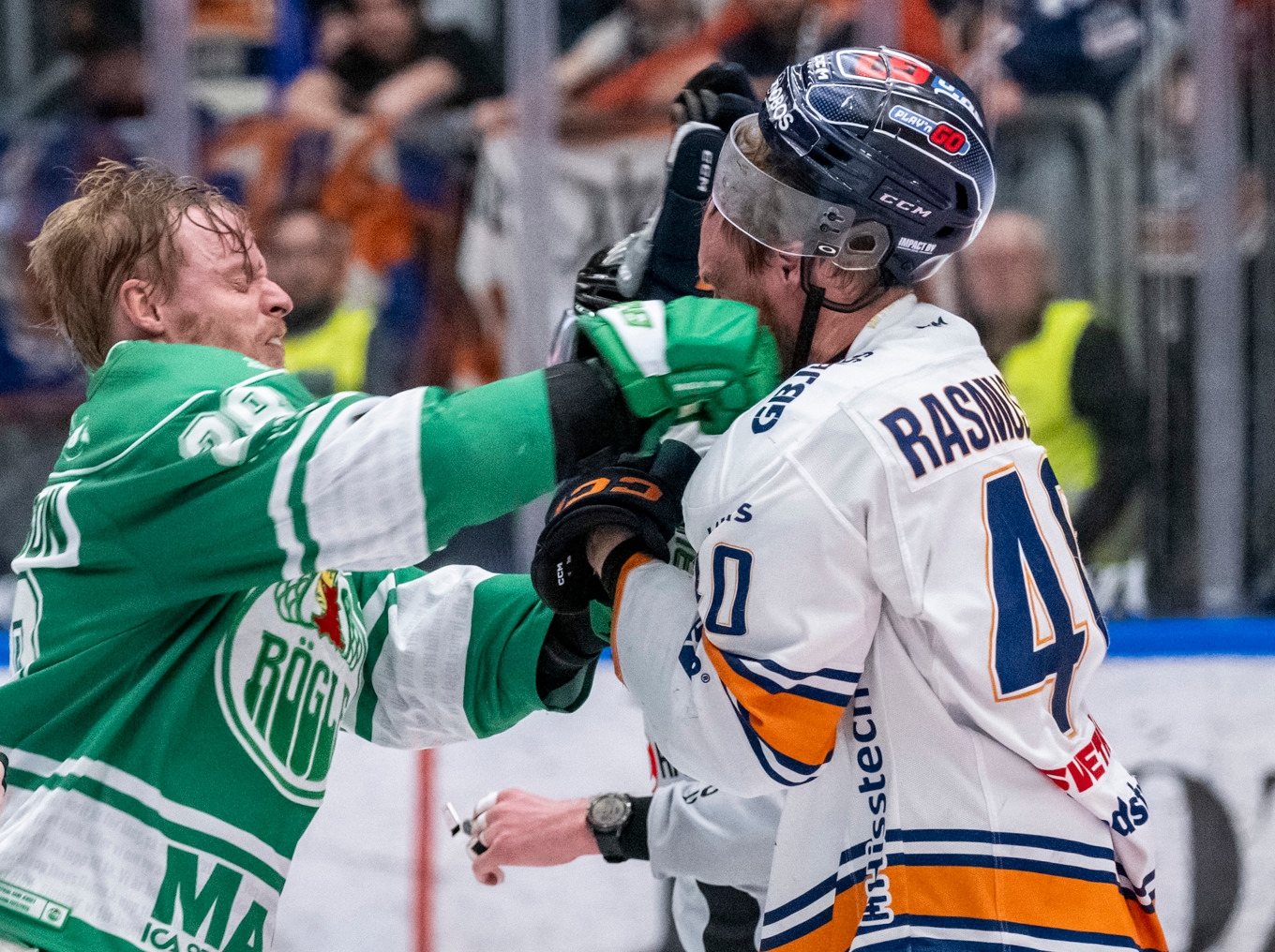 Rögles lagkapten Anton Bengtsson och Växjös Dennis Rasmussen i ett rallarslagsmål under SM-semifinalen. Båda fick matchstraff. Foto: Johan Nilsson / TT