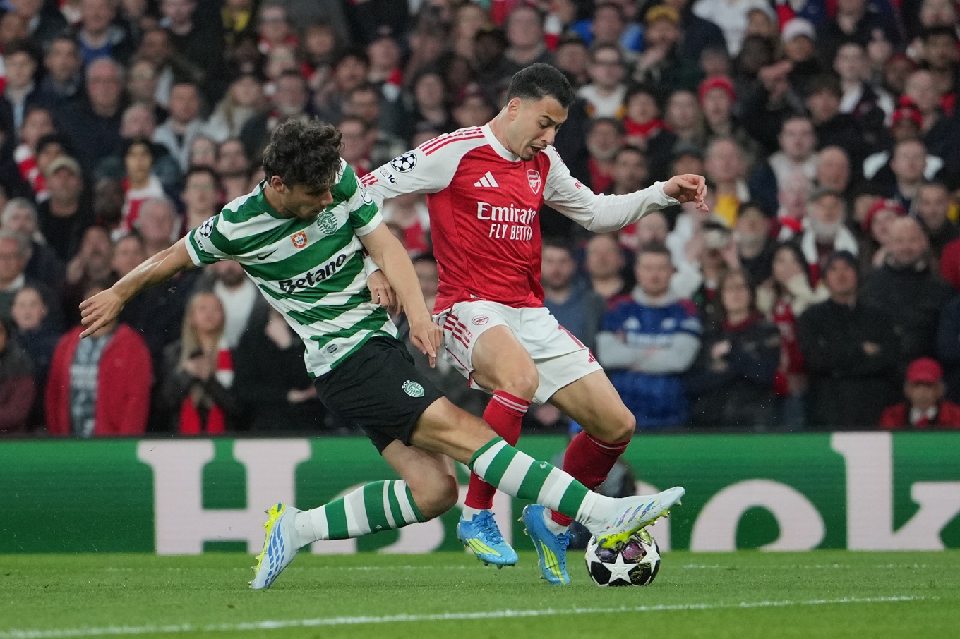 Sportings Eduardo Quaresma och Arsenals Gabriel Martinelli i duell. Foto: Kin Cheung/AP/TT