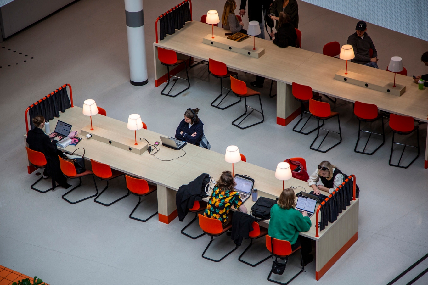 Stort intresse för högskolestudier i höst. Bilden, tagen vid ett tidigare tillfälle, visar studenter på Stockholms universitet. Foto: Martina Holmberg / TT
