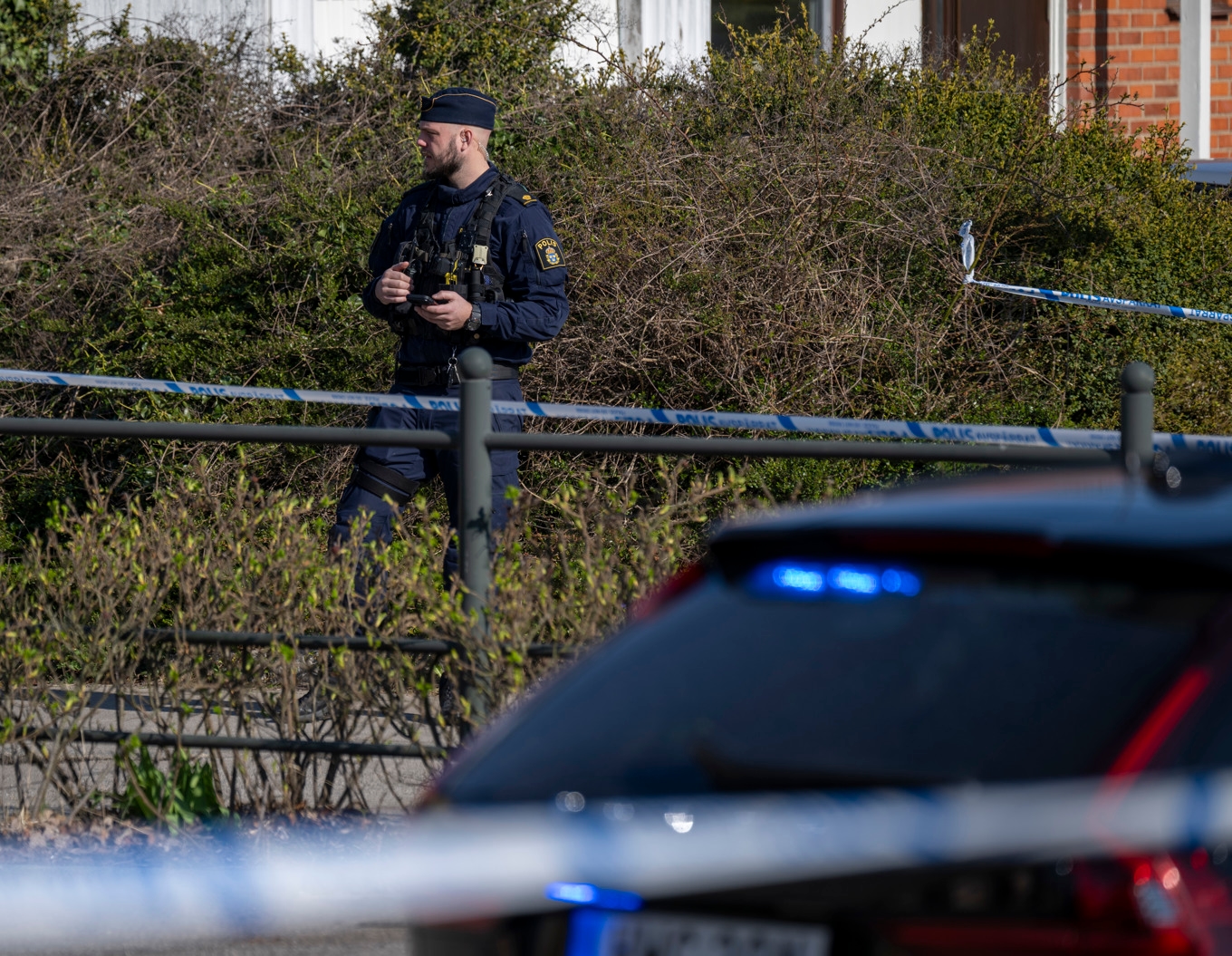 Polis på plats i Fosie i Malmö på fredagsförmiddagen efter larm om en skottlossning. Foto: Johan Nilsson / TT