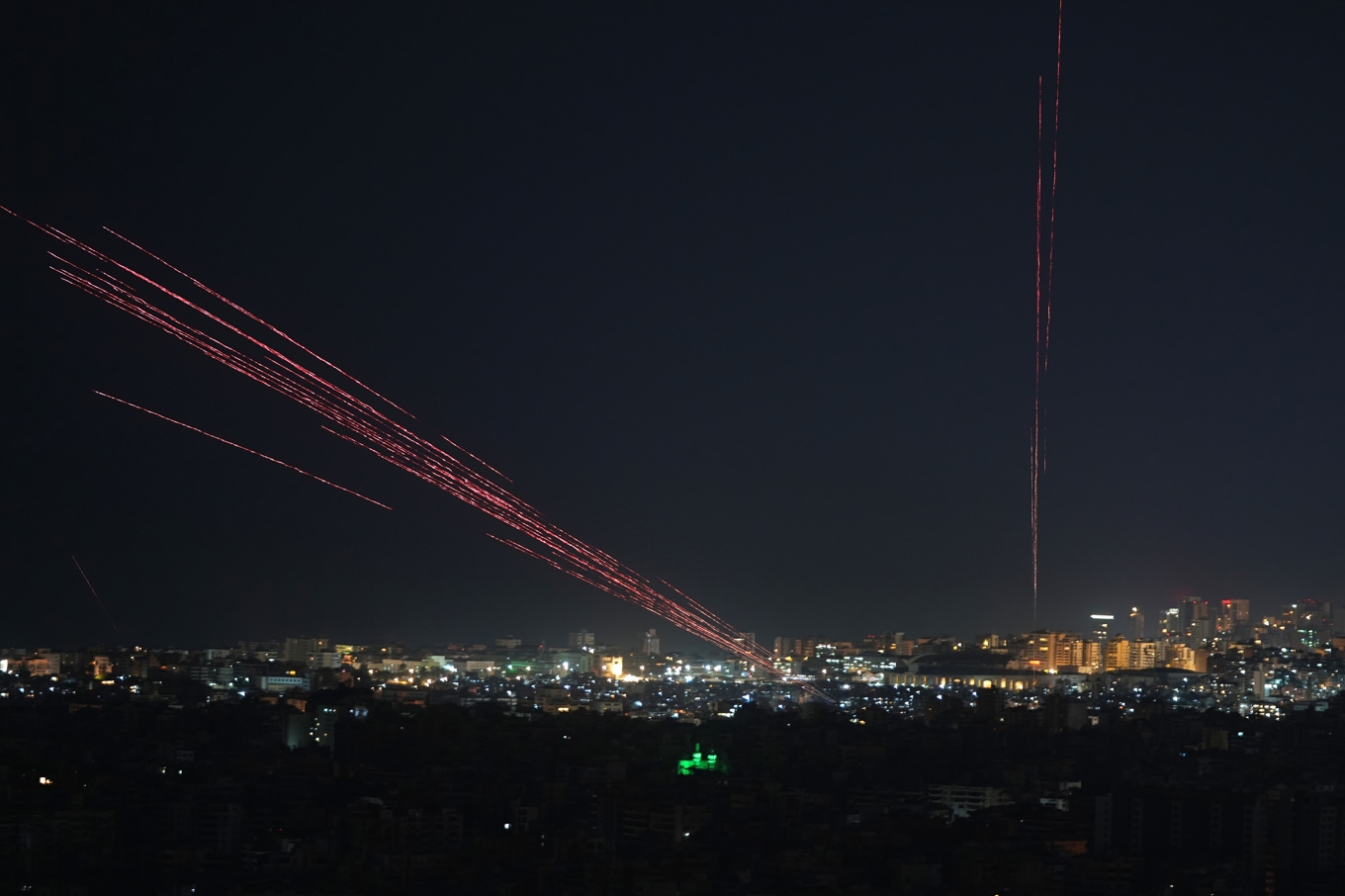 Lasersikten riktas upp mot himlen när vapenvilan firades in med skott i luften i Beirut. Foto: Hassan Ammar/AP/TT