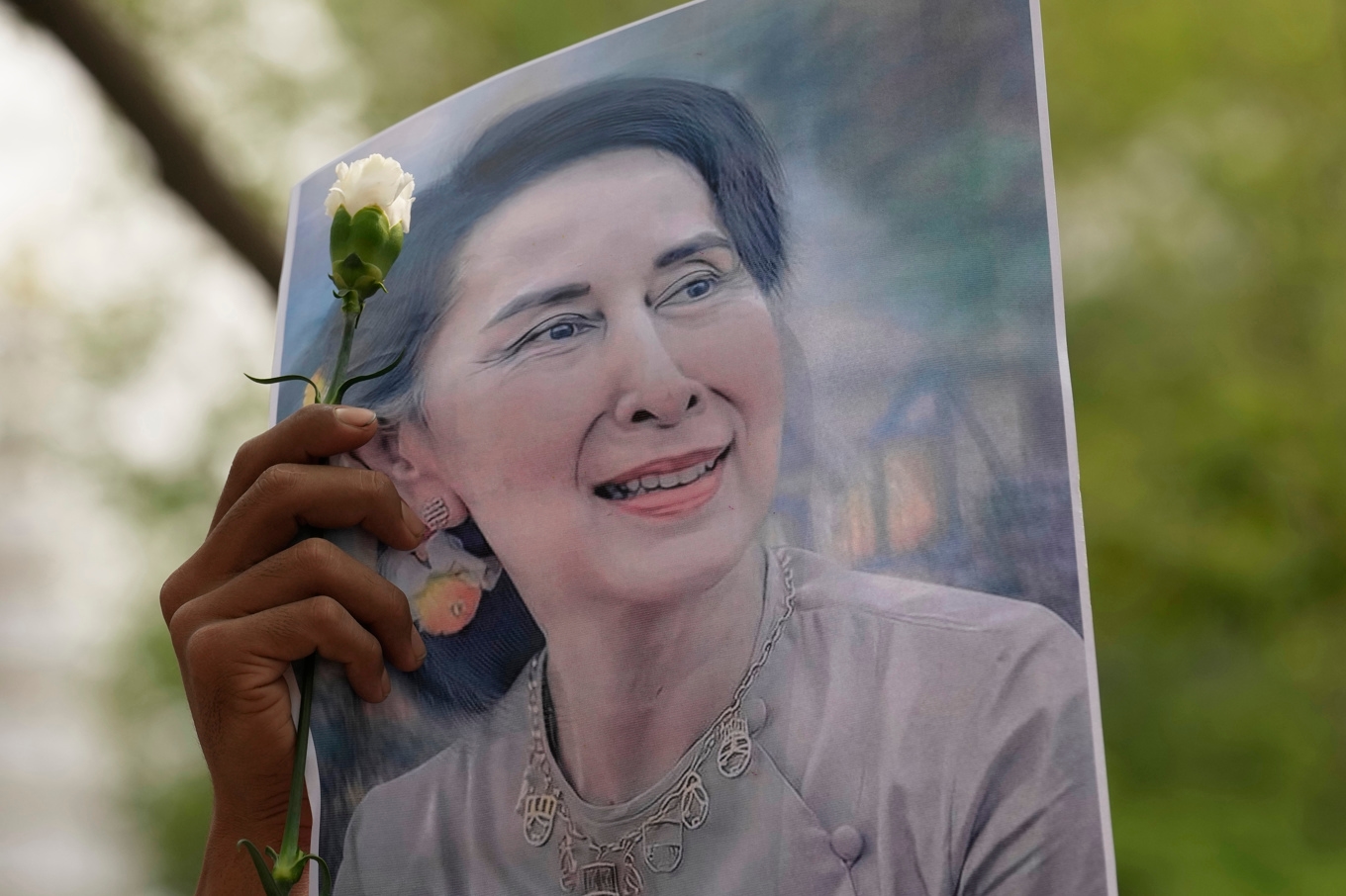Myanmars störtade ex-ledare Aung San Suu Kyii på en bild under en protest mot Myanmars juntastyre i Thailand 2024. Foto: Sakchai Lalit/AP/TT