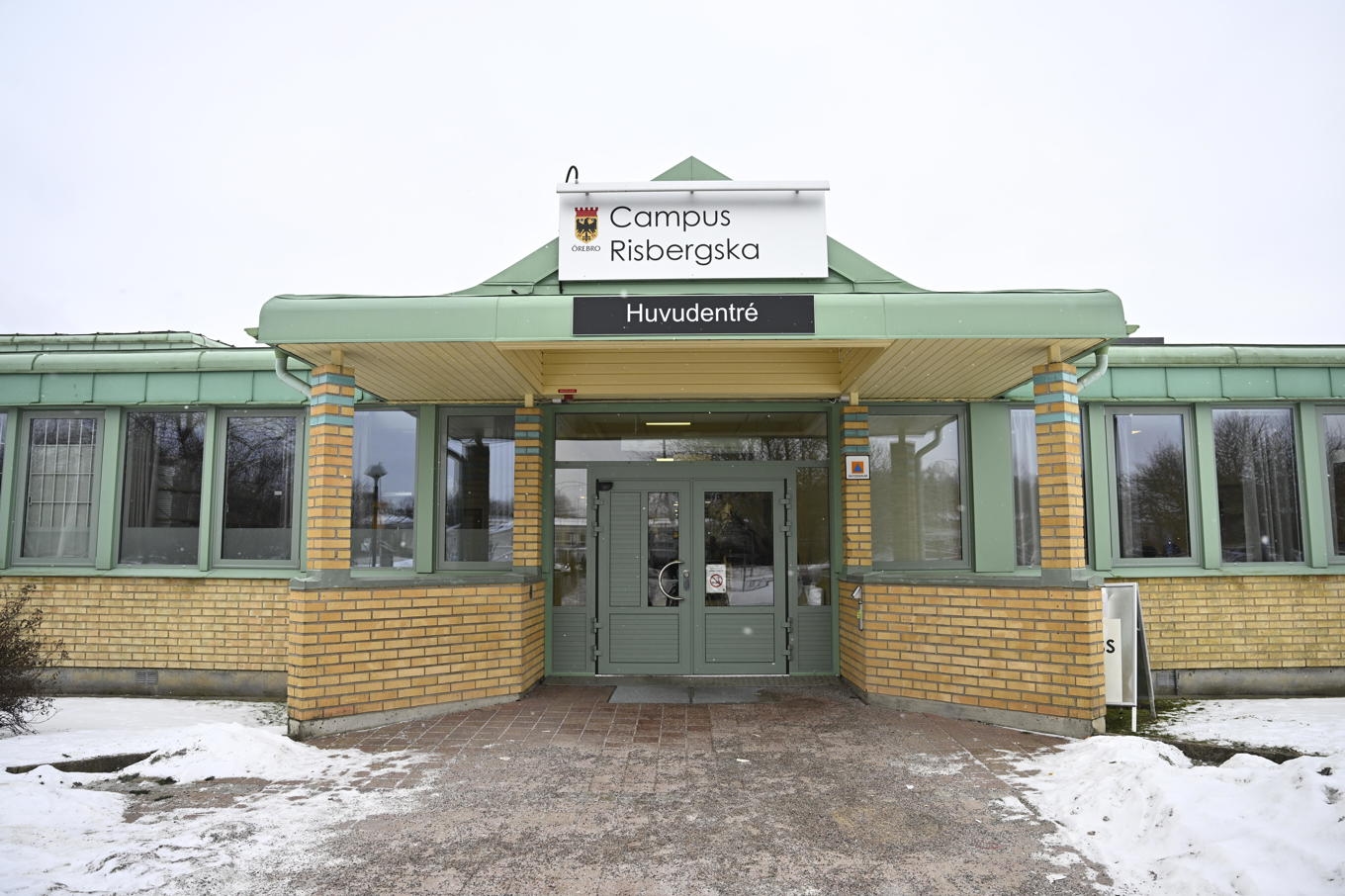 Entrén till Campus Risbergska i Örebro där masskjutningen skedde den 25 februari förra året. Foto: Fredrik Sandberg/TT