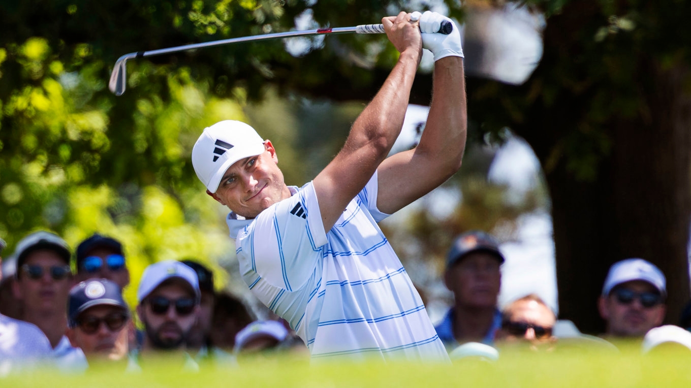 Ludvig Åberg svingar på sista rundan av US Masters i söndags. Efter första dagens spel i Harbour Town var svensken i ledning. Foto: Christer Höglund/TT