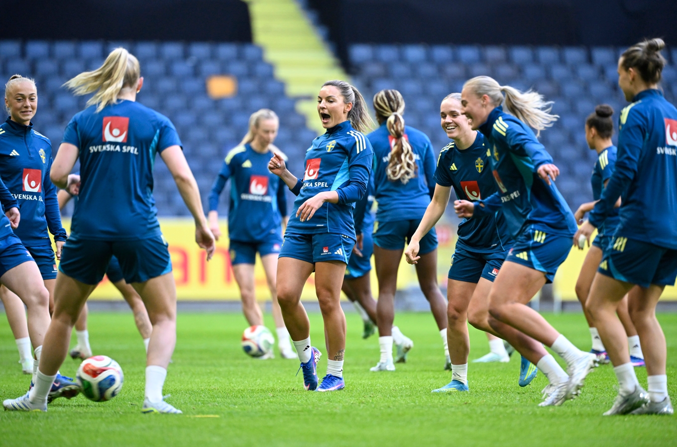 Johanna Rytting Kaneryd, i mitten, var på gott humör under fredagens träning på Strawberry arena i Solna, dagen före VM-kvalmatchen mot Serbien. Foto: Jessica Gow/TT
