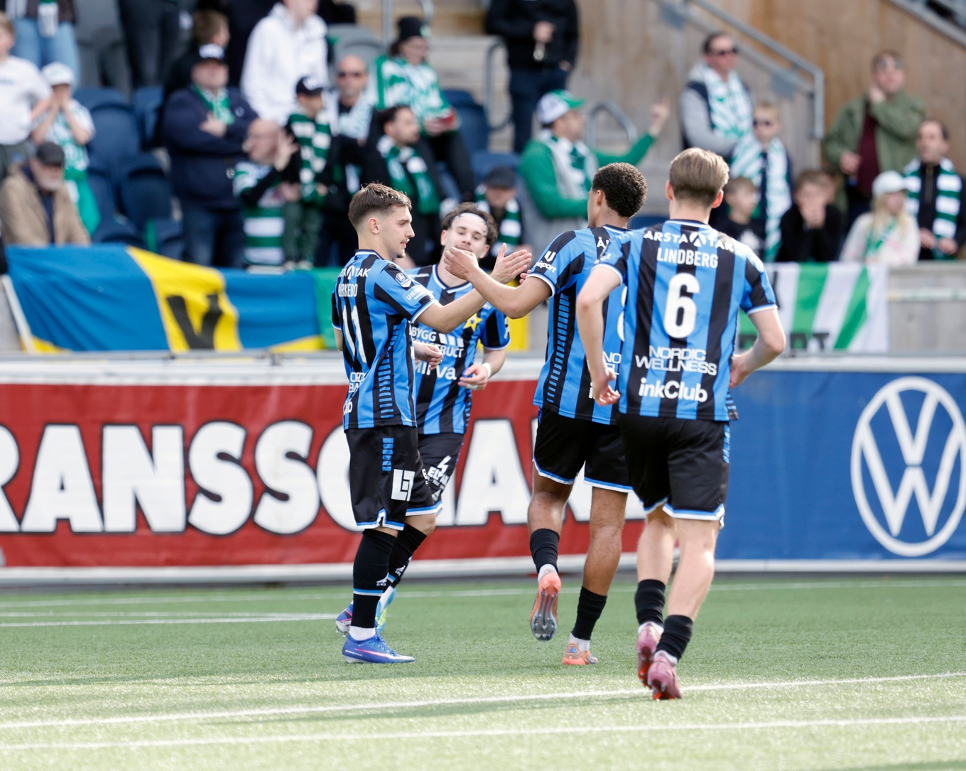 Sirius Isak Bjerkebo, till vänster, slog in två straffar i rad mot Västerås SK. Foto: Staffan Claesson/TT