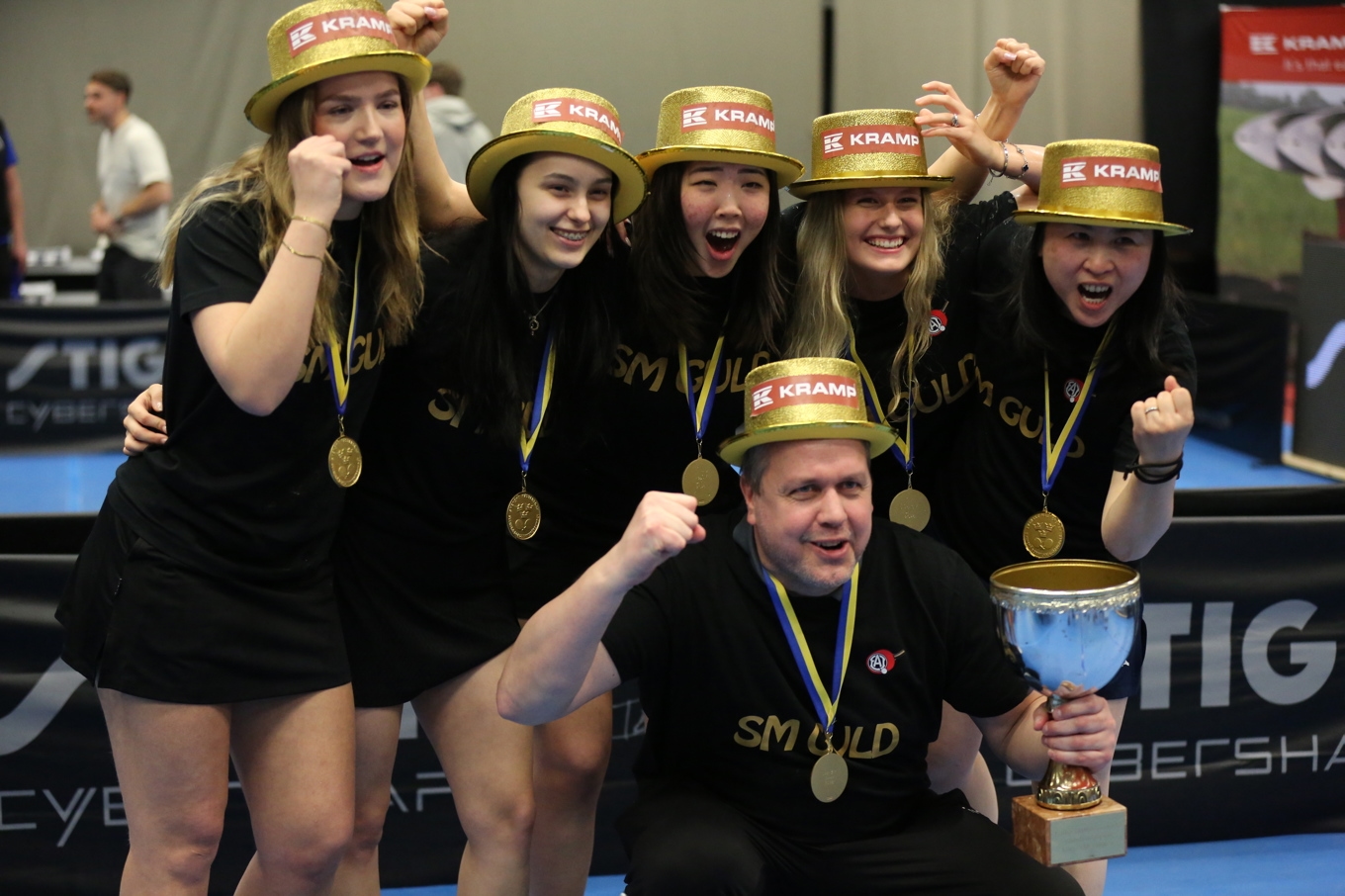 Laget som tog Eslövs sjätte raka SM-guld. Från vänster: Alice Nilsson, Alexandra Chiriacova, Nomin Baasan, Li Fen, Siri Benjegård och framför tränare Mattias Andersson. Foto: Per Hällström/TT
