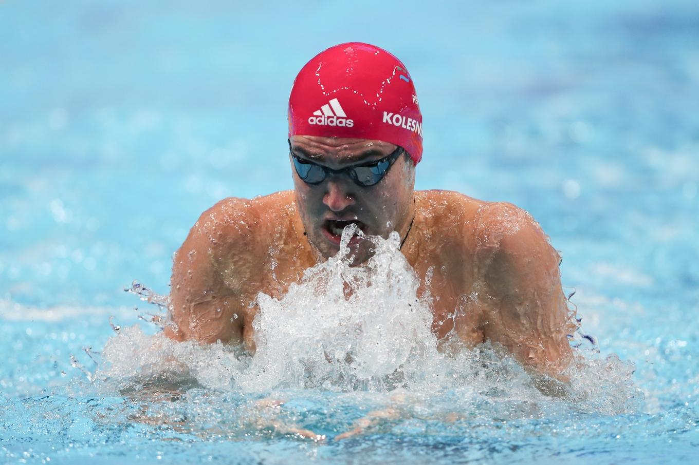 Ryske Kliment Kolesnikov tog VM-guld på 50 meter ryggsim i Singapore 2025 som neutral idrottare. Arkivbild. Foto: Kamran Jebreili/AP/TT