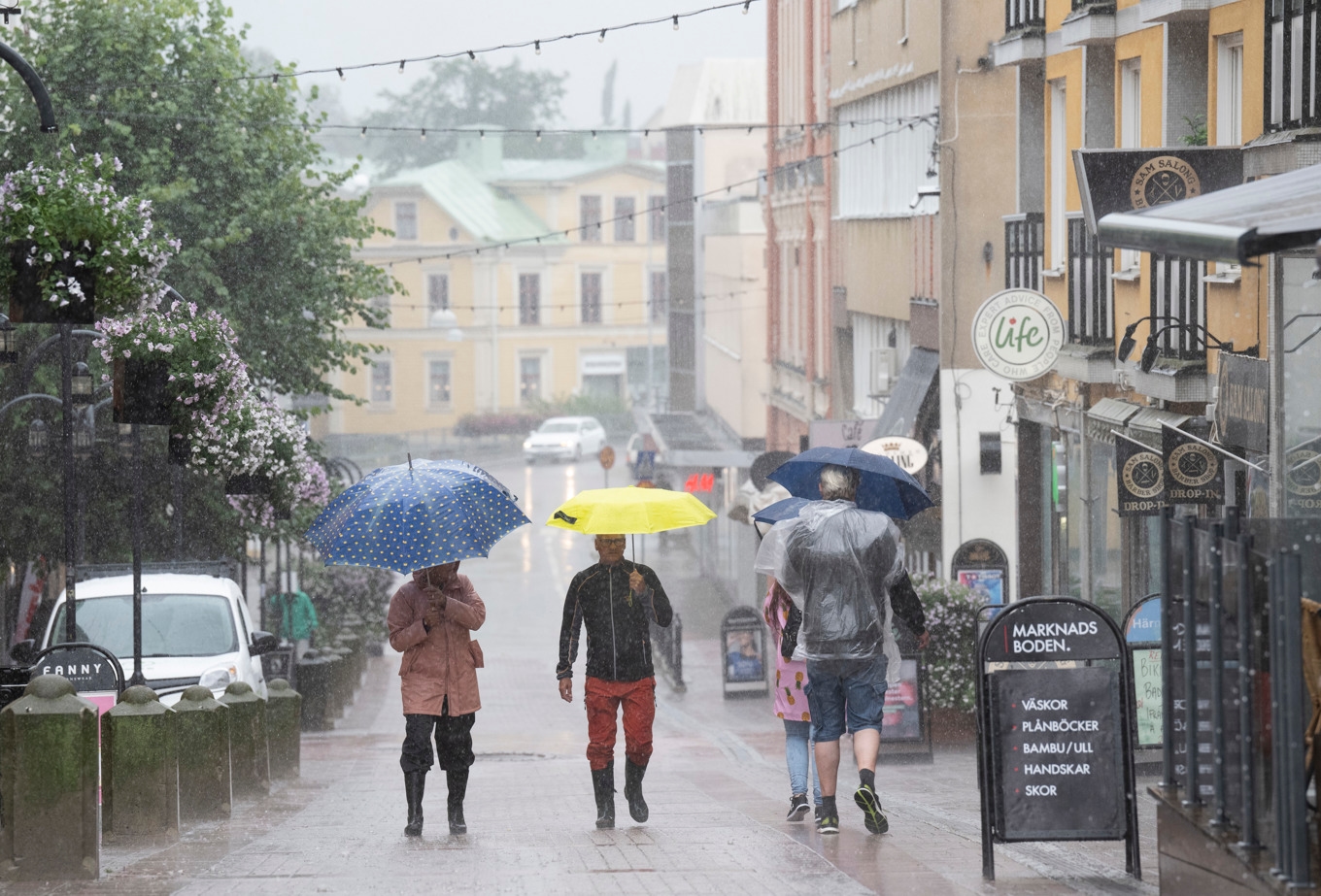 Turister i ett regnigt Härnösand. Arkivbild. Foto: Fredrik Sandberg/TT