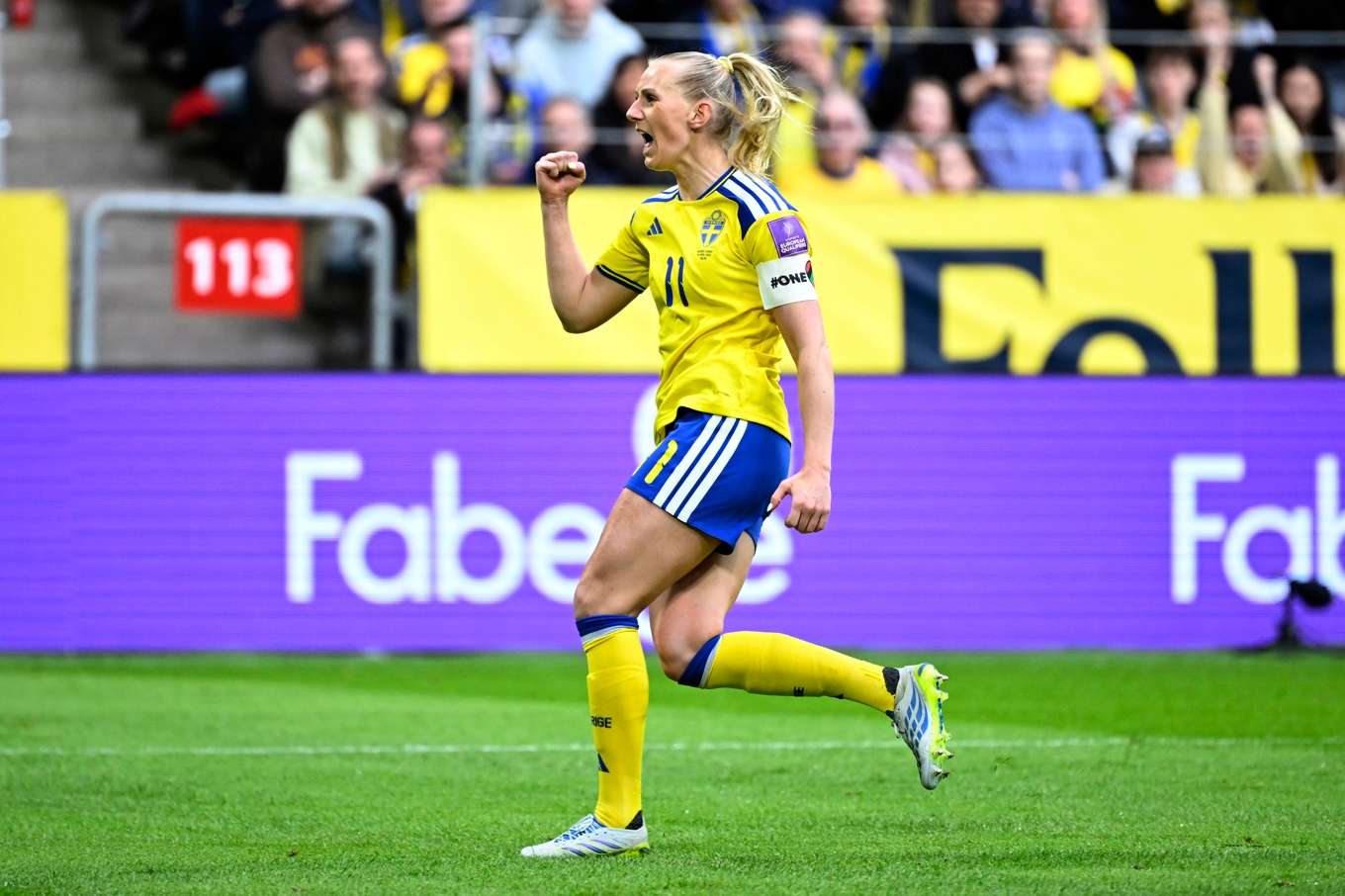 Sveriges Stina Blackstenius jublar efter 1-0-målet i VM-kvalet mot Serbien. Foto: Jessica Gow/TT