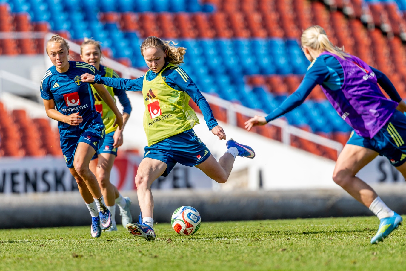 Matilda Vinberg, i mitten, spelar från start i dagens VM-kvalmatch hemma mot Serbien. Arkivbild. Foto: Adam Ihse/TT
