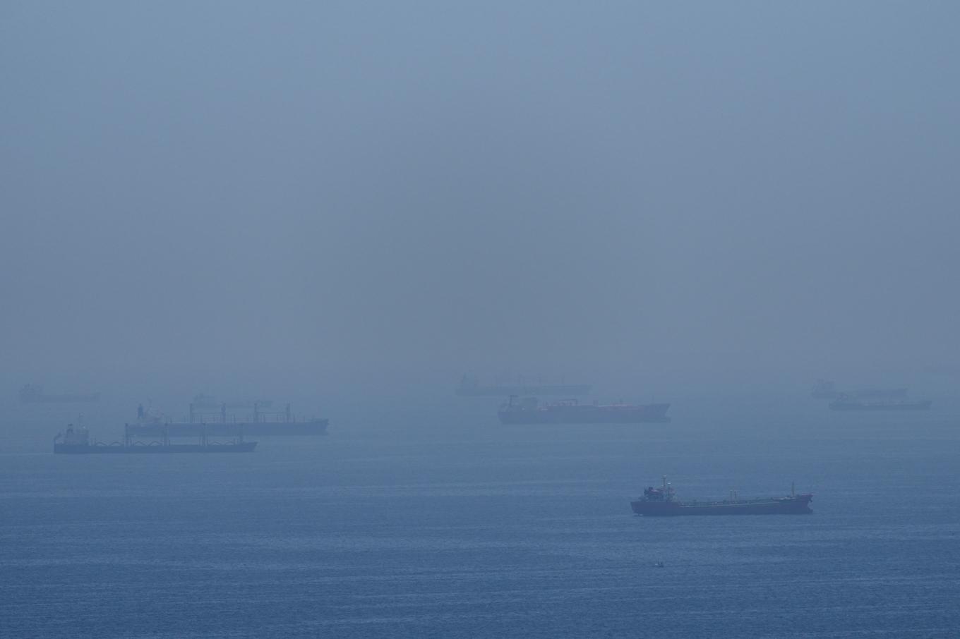 Flera fartyg ligger för ankar i Hormuzsundet på lördagen. Foto: AP/TT