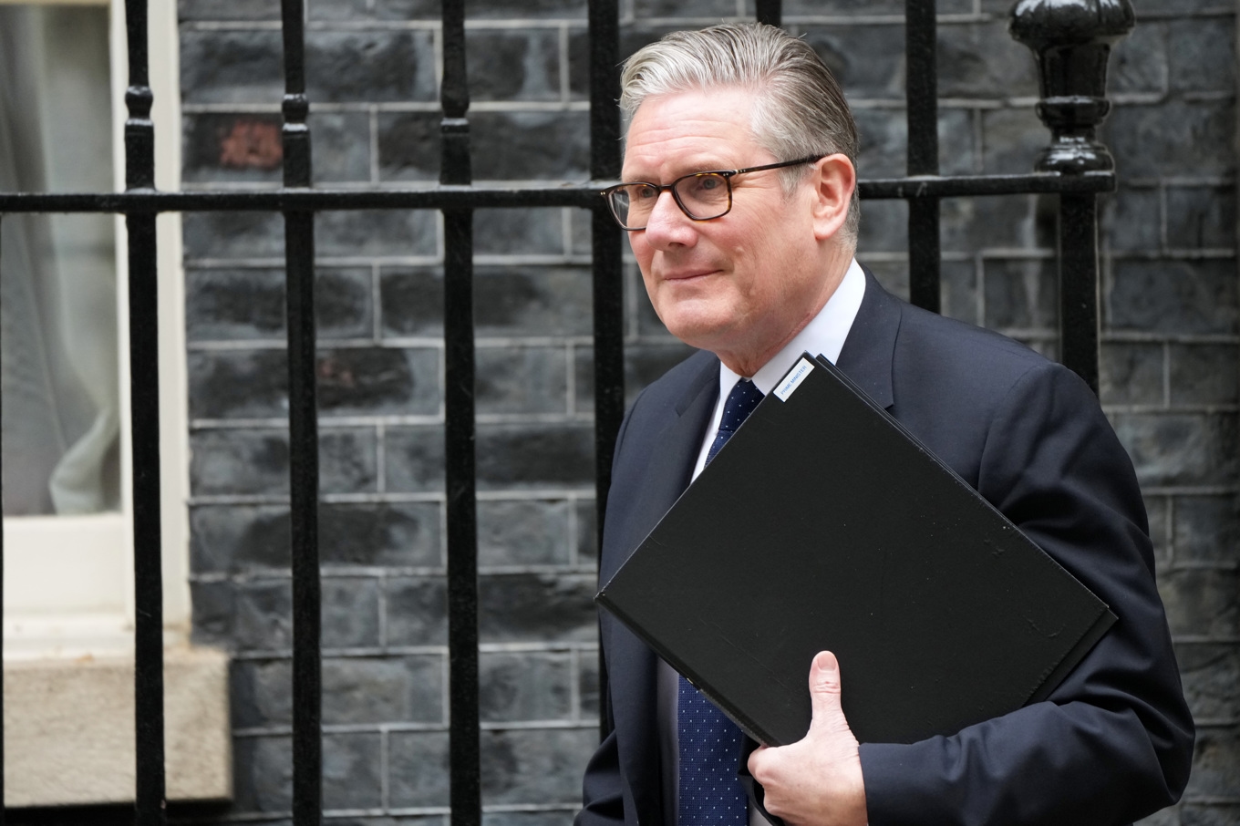 Storbritanniens premiärminister Keir Starmer lämnar 10 Downing Street för möte i det brittiska parlamentet. Foto: Alastair Grant/AP/TT