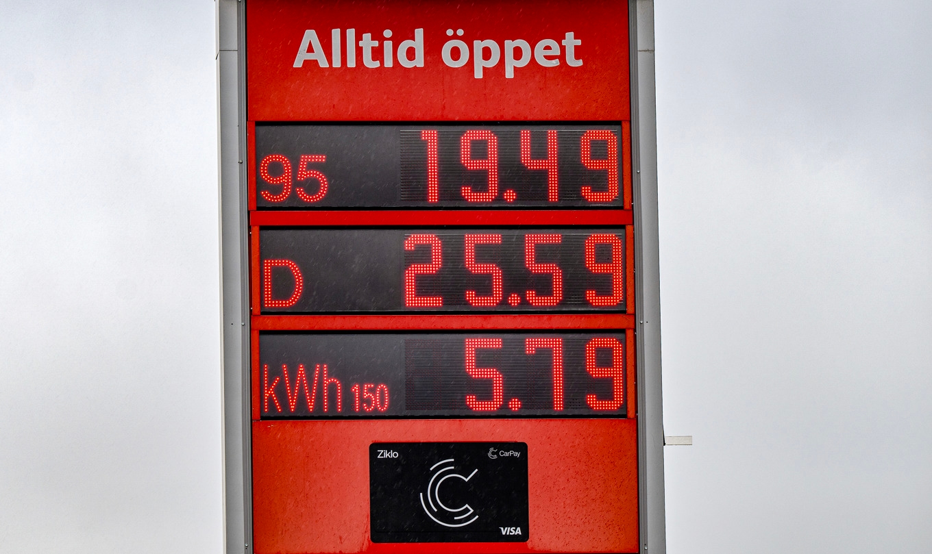 Bensin- och dieselpris i början av april. Sedan USA:s och Israels krig mot Iran inleddes har priserna åkt upp och ner, men mest upp. Den 1 maj inleds en tillfällig skattesänkning. Foto: Anders Wiklund/TT