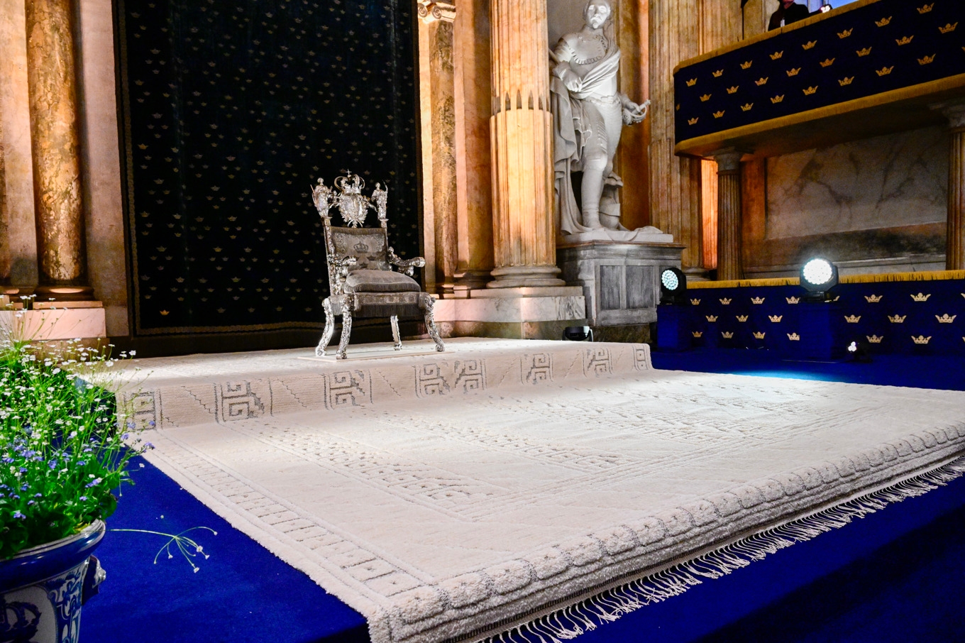 Mattan "Vita spetsporten" har placerats i rikssalen. På mattan står drottning Kristinas silvertron, som används vid högtidliga ceremonier. Foto: Jonas Ekströmer/TT