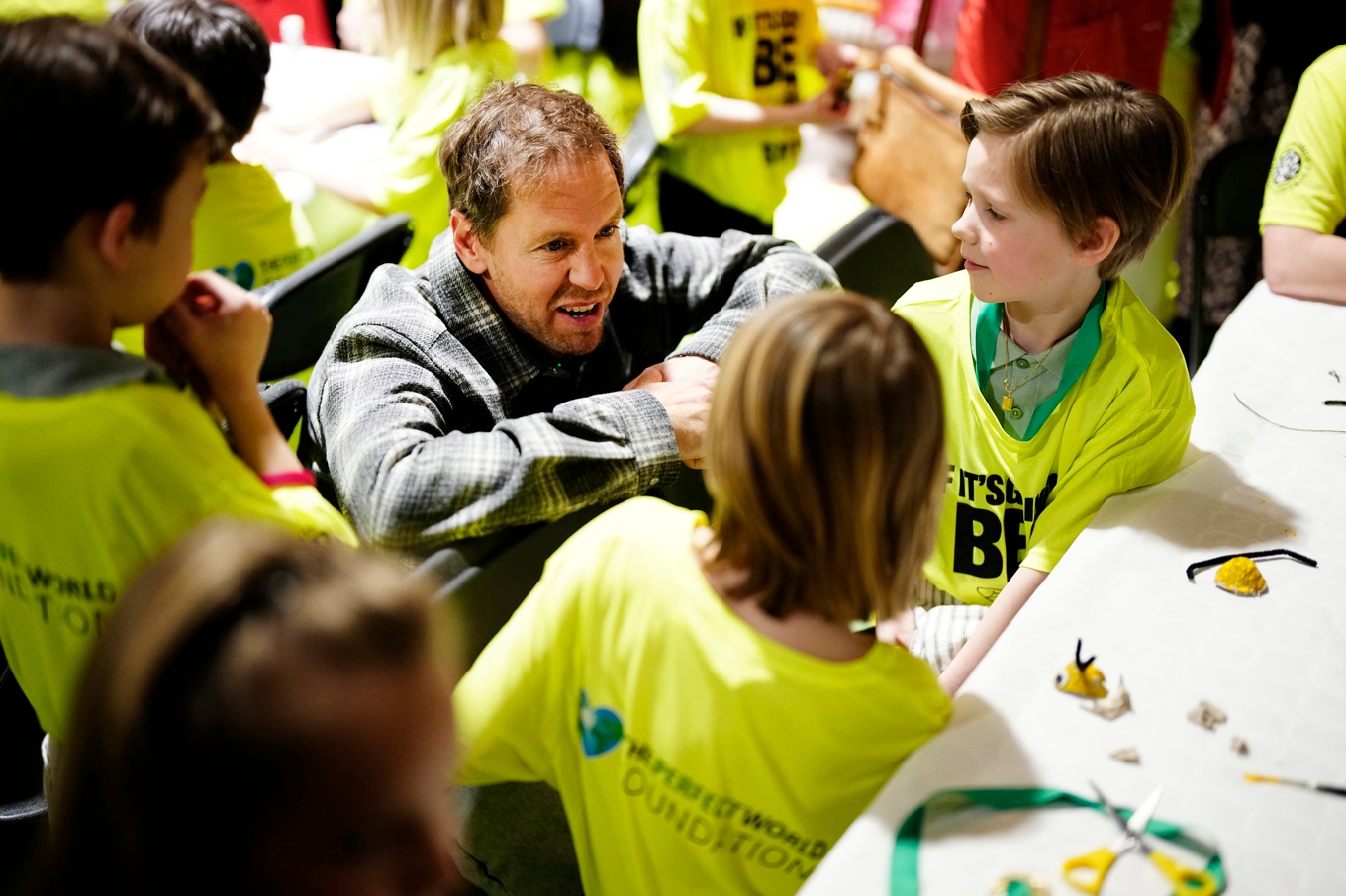 Sebastian Vettel under ett besök på Lilla Samskolan i Göteborg på tisdagen. Foto: Björn Larsson Rosvall/TT